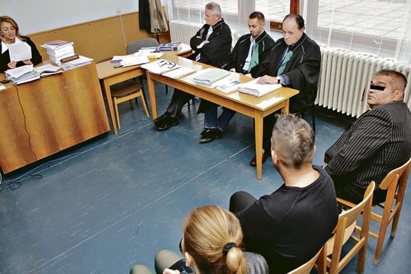 Győzike és Bea a bíróságon Győzike és Bea a bíróságon
